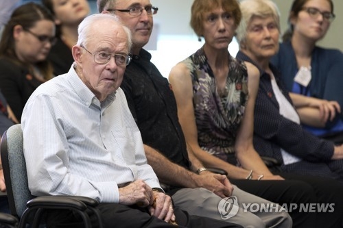 기자회견에 참석한 파커 박사