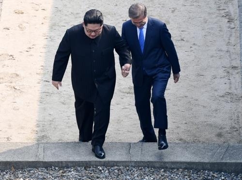 문재인 대통령과 북한 김정은 국무위원장이 27일 오전 판문점 군사분계선 북측으로 넘어갔다가 다시 남측으로 넘어오고 있다. 2018.4.27hkmpooh@yna.co.kr(끝)