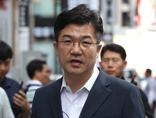 특검 출석하며 기자들의 질문 받는 송인배 정무비서관 (서울=연합뉴스) 정하종 기자 = 송인배 청와대 정무비서관이 12일 오전 서울 특검 사무실로 참고인 조사를 받기 위해 출석하며 기자들의 질문을 받고 있다. 2018.8.12 chc@yna.co.kr(끝)