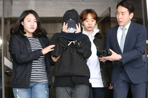 (서울=연합뉴스) 강민지 기자 = 홍익대 회화과의 인체 누드 크로키 수업에서 남성 모델의 나체 사진을 유출한 것으로 밝혀진 동료모델 안모(25·여)씨가 12일 오후 서울서부지법에서 영장실질심사를 받기 위해 마포경찰서를 나서고 있다. 2018.5.12 mjkang@yna.co.kr