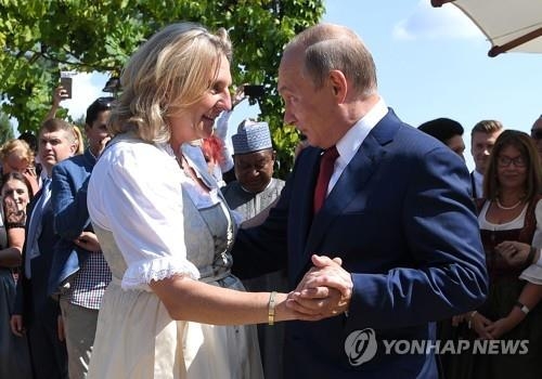 오스트리아 외무장관 결혼식에 참석한 푸틴 대통령 [EPA=연합뉴스]