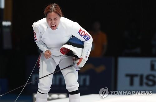 강영미 '금빛 환호' (자카르타=연합뉴스) 홍기원 기자 = 21일 오후(현지시간) 인도네시아 자카르타 컨벤션센터에서 열린 2018 자카르타ㆍ팔렘방 아시안게임 펜싱 여자 에페 결승에서 중국 쑨이원을 물리치고 금메달을 획득한 한국 강영미가 환호하고 있다. 2018.8.21 xanadu@yna.co.kr(끝)