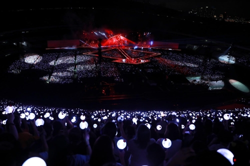 올림픽주경기장 가득 메운 아미(ARMY)