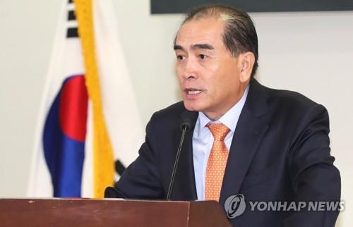수상소감 말하는 태영호 전 북한공사