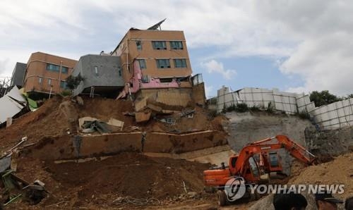 복구공사 중인 상도동 붕괴현장