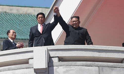 북한 9·9절 열병식에서 손맞잡은 김정은과 리잔수