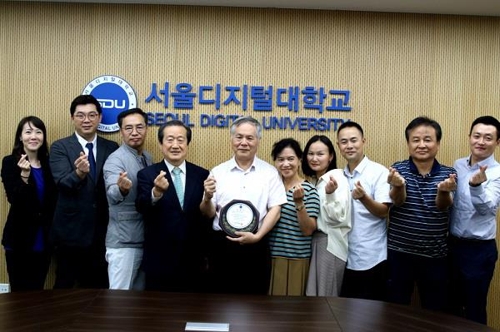 서울디지털대 김재홍 총장(왼쪽서 네 번째)과 중국 원저우대 첸롱 문화경제연구원장(왼쪽서 다섯 번째)이 면담 후 기념촬영을 하고 있다.