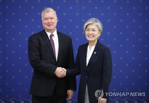 강경화 외교부 장관과 악수하는 비건 대표