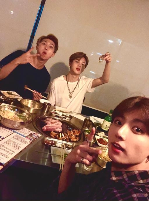 한식 먹는 방탄소년단 RM·지민·정국(왼쪽부터)