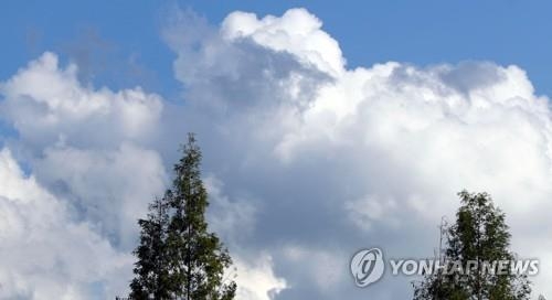 충북 낮부터 맑아져…최고기온 26∼27도 - 1