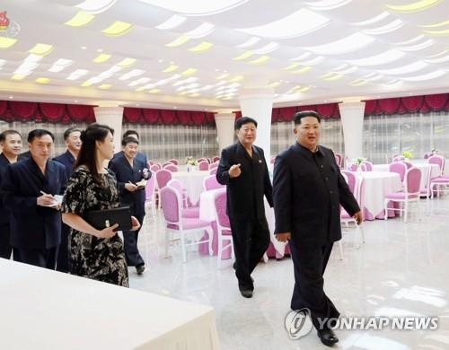 북한 김정은, 새로 건설된 대동강수산물식당 시찰