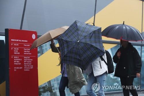 강풍 뚫고 부산국제영화제