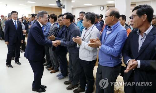 강정마을 주민들과 인사하는 문 대통령