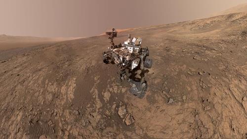 화성에서 활동 중인 탐사 로보 큐리오시티 