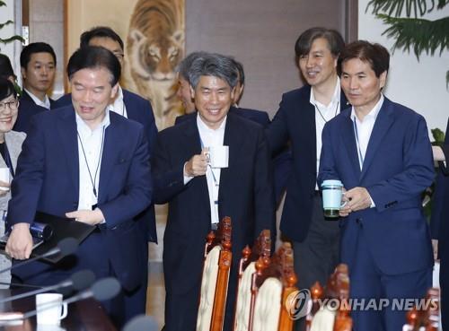 윤종원(가운데) 경제수석과 이용선 시민사회수석(오른쪽)