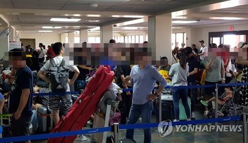 귀국기다리는 사이판 여행객들