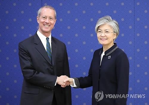 미 하원 군사위원장과 악수하는 강경화 장관