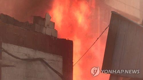 제천 고물상서 불…1명 부상 - 1