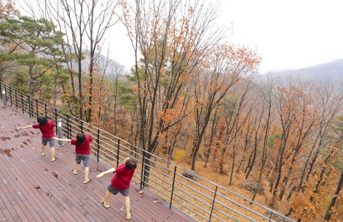 치유센터에서는 스트레칭 등 각종 프로그램에 참여할 수 있다.(성연재)