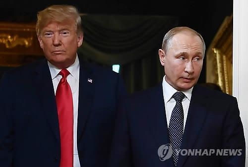 (워싱턴 AFP=연합뉴스) 지난 7월 첫 공식 회담을 위해 핀란드 헬싱키에서 만난 도널드 트럼프 미국 대통령(왼쪽)과 블라디미르 푸틴 러시아 대통령.