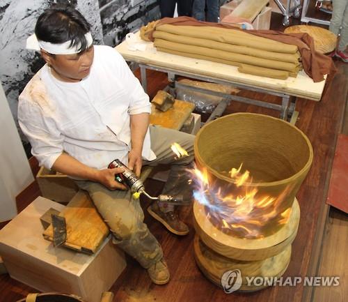 전통 옹기 만드는 옹기장인