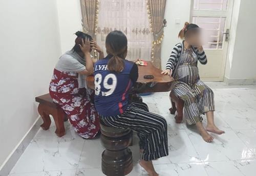 지난달 11월 캄보디아의 '아기 공장'에서 체포된 대리모들[EPA=연합뉴스 자료사진]