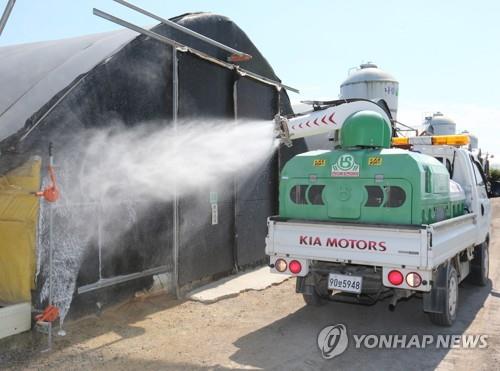 축사 소독하는 방역 차량