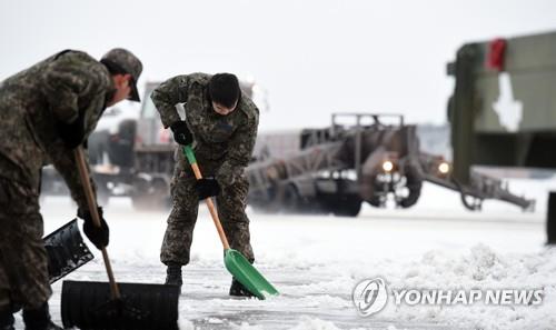 활주로 제설 작업하는 공군 장병들