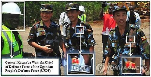 2014년 4월 우간다 나카송골라 공군기지에서 활동 중인 북한 교관 3명과 카툼바 와말라 우간다 방위군 사령관(왼쪽)[유엔 전문가 패널 보고서]