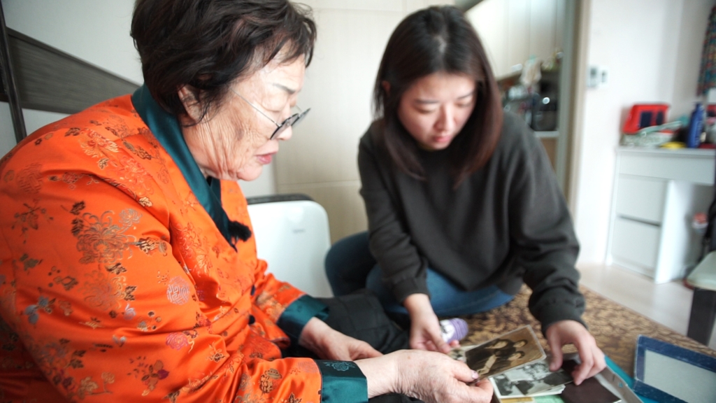 이용수 할머니가 11월 26일 오후 대구 자택에서 연합뉴스 영어유튜브채널 '코리아나우'(KOREA NOW) 취재팀에게 사진 자료를 보여주고 있습니다.