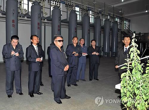 8월 풀가공공장 둘러보는 김정일 위원장