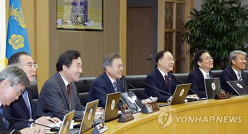 세종청사에서 열린 국무회의 주재하는 문 대통령