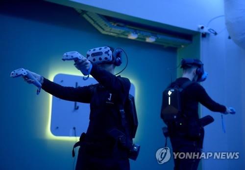 가상현실 게임을 시험하는 연구자 (AFP=연합뉴스)
