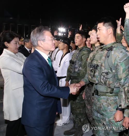 문재인 대통령과 악수하는 옥택연