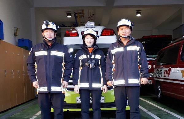 구급차 출산 도운 전종필 소방교·김지은 소방장·장준구 소방위(왼쪽부터)