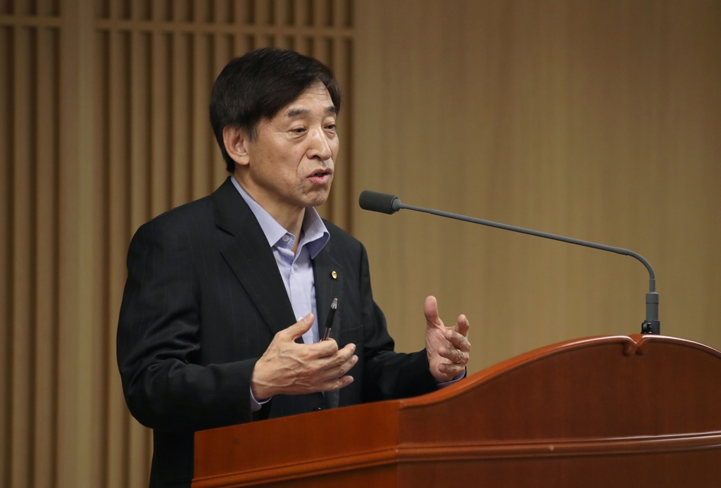 18일 서울 중구 세종대로 한국은행 본관에서 열린 기자간담회에서 이주열 한은 총재가 기자들의 질문에 답변하고 있다. [한국은행 제공]