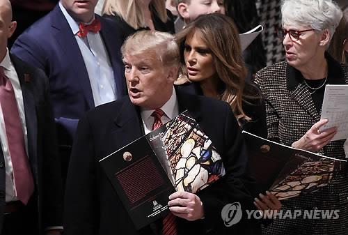 성탄전야 미사에 참석한 도널드 트럼프 대통령과 멜라니아 여사.[EPA=연합뉴스〕