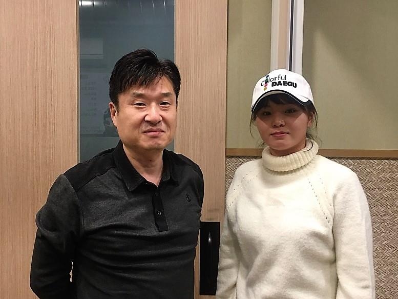 대구시청에 입단한 장수정(오른쪽)과 백승희 대구테니스협회장.