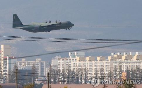 광주 도심 비행하는 군 수송기