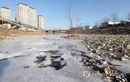 한파에 하천도 '꽁꽁'