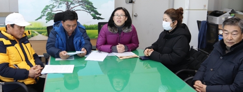 보은군의회 모니터링 결과 발표하는 '우리 함께 참여연대' 회원들