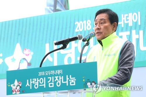 인사말하는 김정태 회장