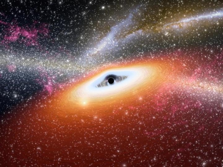 대형 블랙홀이 주변의 가스를 빨아들이면서 빛을 방출하는 상상도 