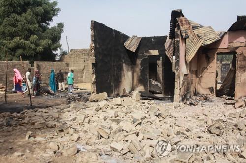 이달 8일(현지시간) 나이지리아 북동부 마이두구리에서 이슬람 무장조직 보코하람의 공격으로 파괴된 가옥 [AFP=연합뉴스]