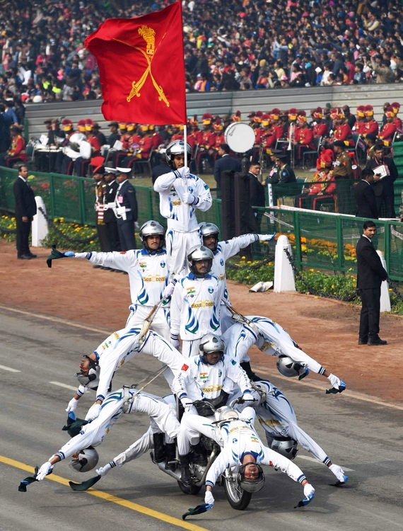 (뉴델리 AFP=연합뉴스) 23일(현지시간) '공화국의 날' 행사 리허설에서 국경수비대 장병들이 오토바이를 타고 묘기를 선보이고 있다. 