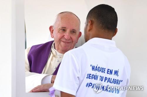 프란치스코 교황이 25일(현지시간) 파나마 수도 파나마시티 외곽의 구금시설에서 청년 수감자와 대화하고 있다. [AFP=연합뉴스]