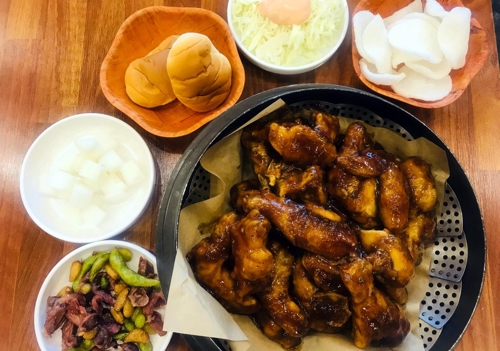 수원 통닭거리에서 실제 메뉴로 나온 왕갈비통닭 / 이하 김경재씨 제공-연합뉴스