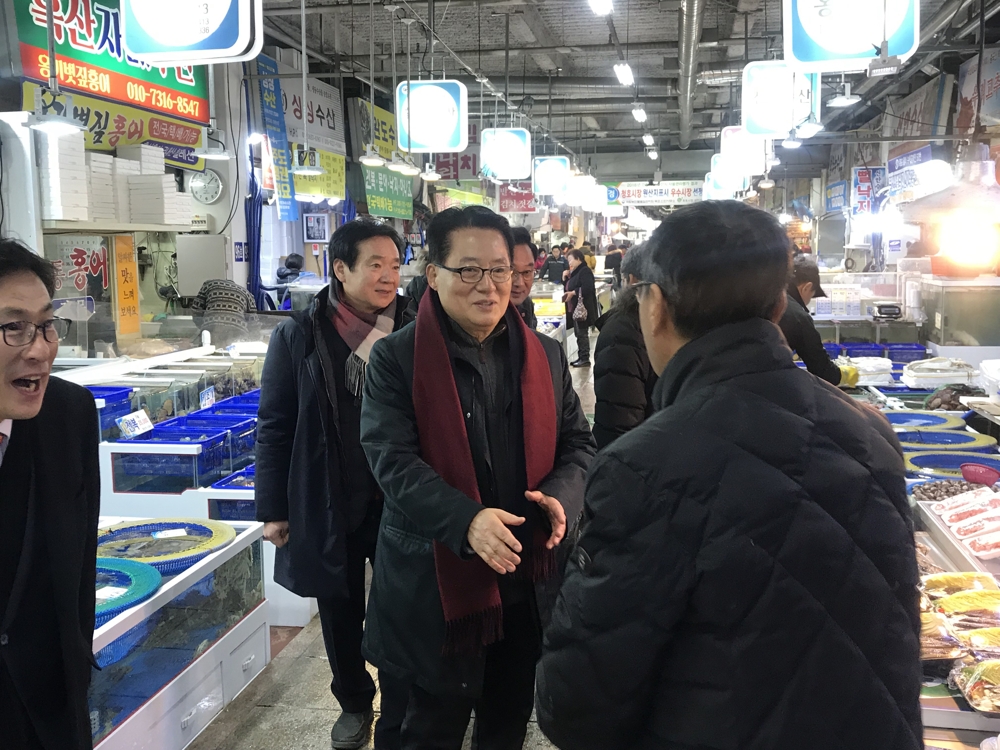 전통시장 찾은 박지원 의원