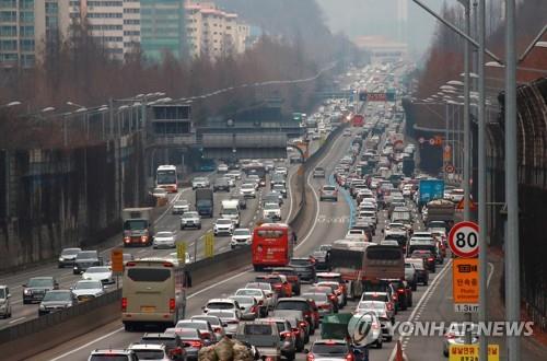 "고속도로 '뒷좌석 안전띠' 착용률 55%…안 매면 사망률 26배" - 2