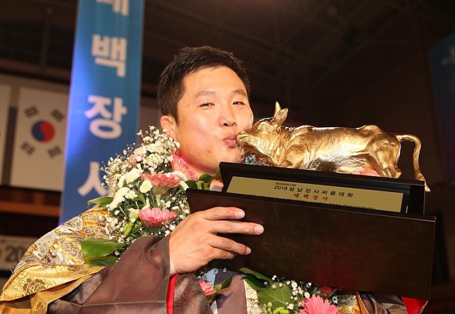 설날장사 씨름대회 태극장사에 오른 오흥민